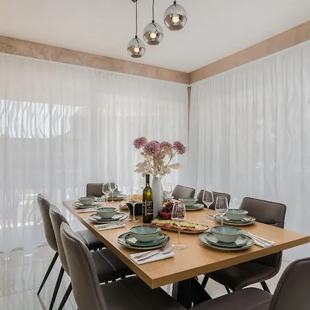 Lusarci With Pool Villa *