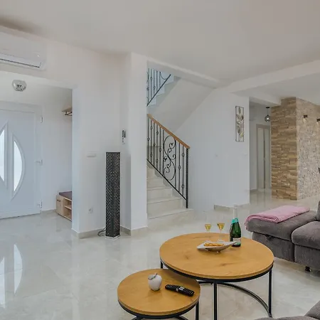 Lusarci With Pool Villa *