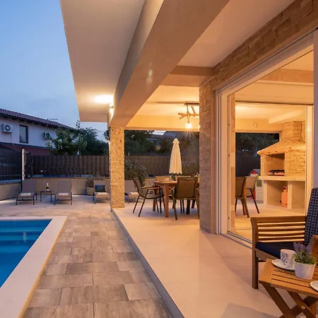 Villa Lusarci With Pool Zgaljic