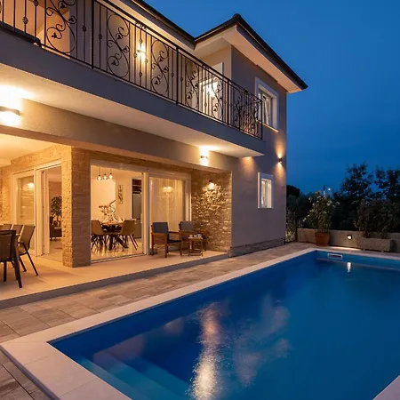 Lusarci With Pool Villa