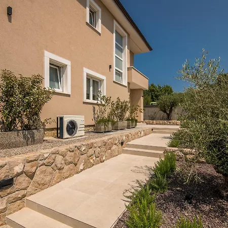 Lusarci With Pool Villa *