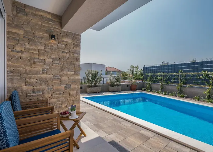 别墅 Lusarci With Pool