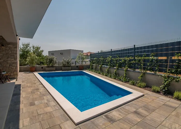 Lusarci With Pool 别墅 Zgaljic