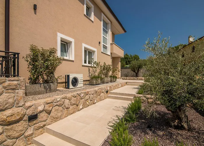 Lusarci With Pool 别墅 *