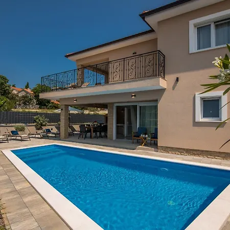 Lusarci With Pool *