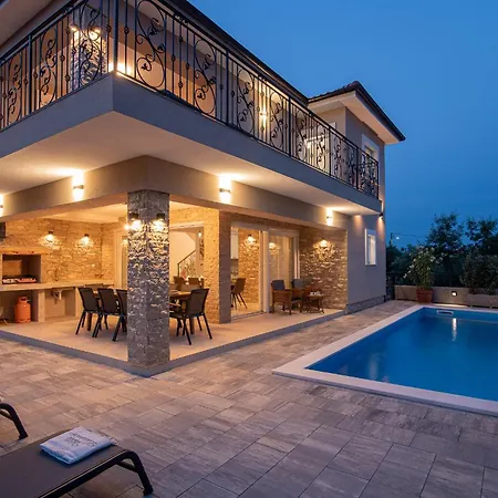 Lusarci With Pool *