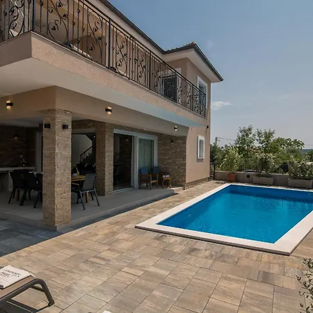 Villa Lusarci With Pool *