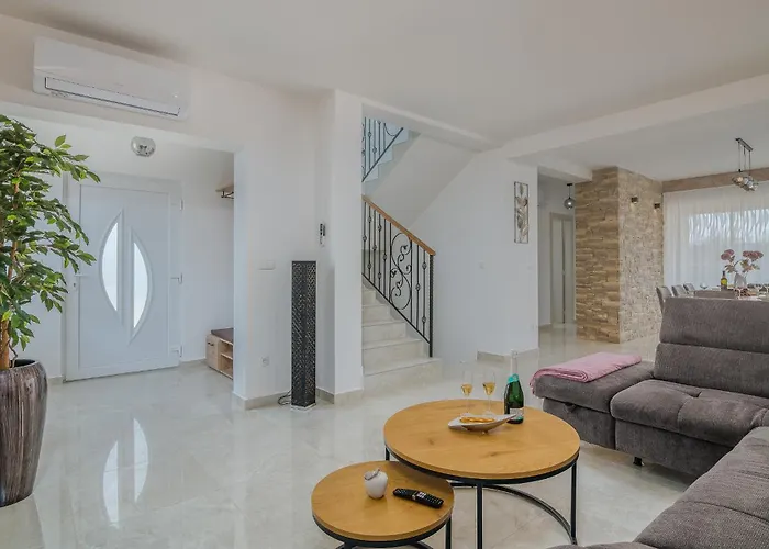 Lusarci With Pool Villa *