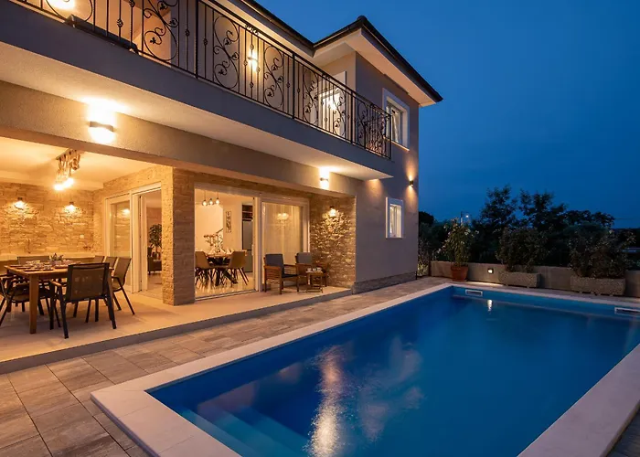 Lusarci With Pool Villa