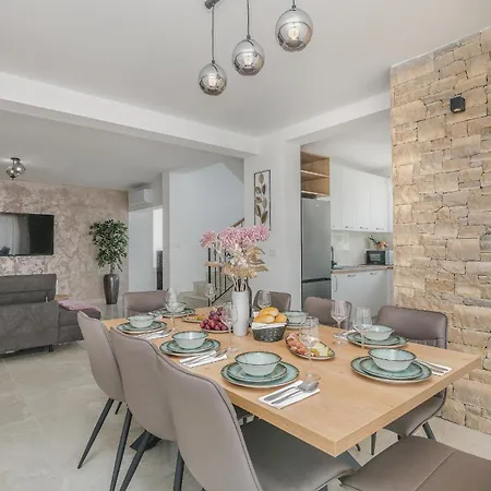 Lusarci With Pool Zgaljic