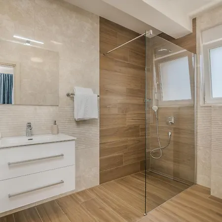 Lusarci With Pool Villa *