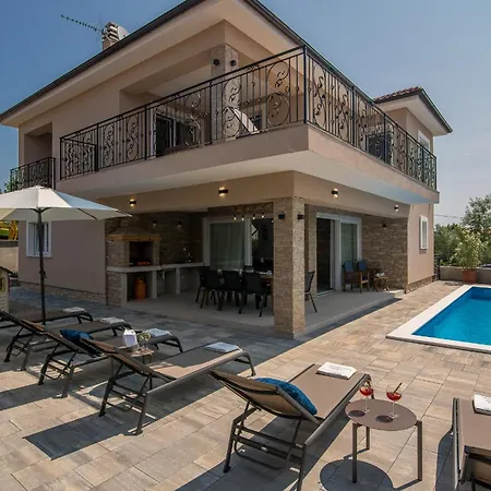 Villa Lusarci With Pool